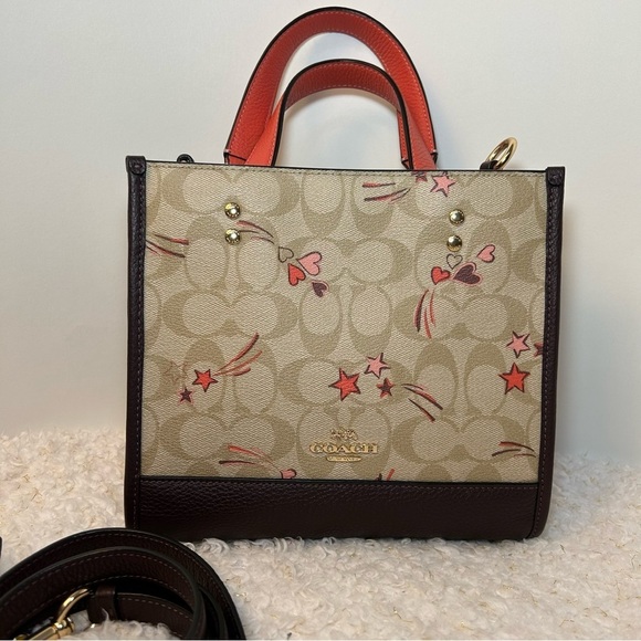 Giftable Coach Dempsey Tote 22 In Signature Canvas With Heart And Star Print - Picture 14 of 15